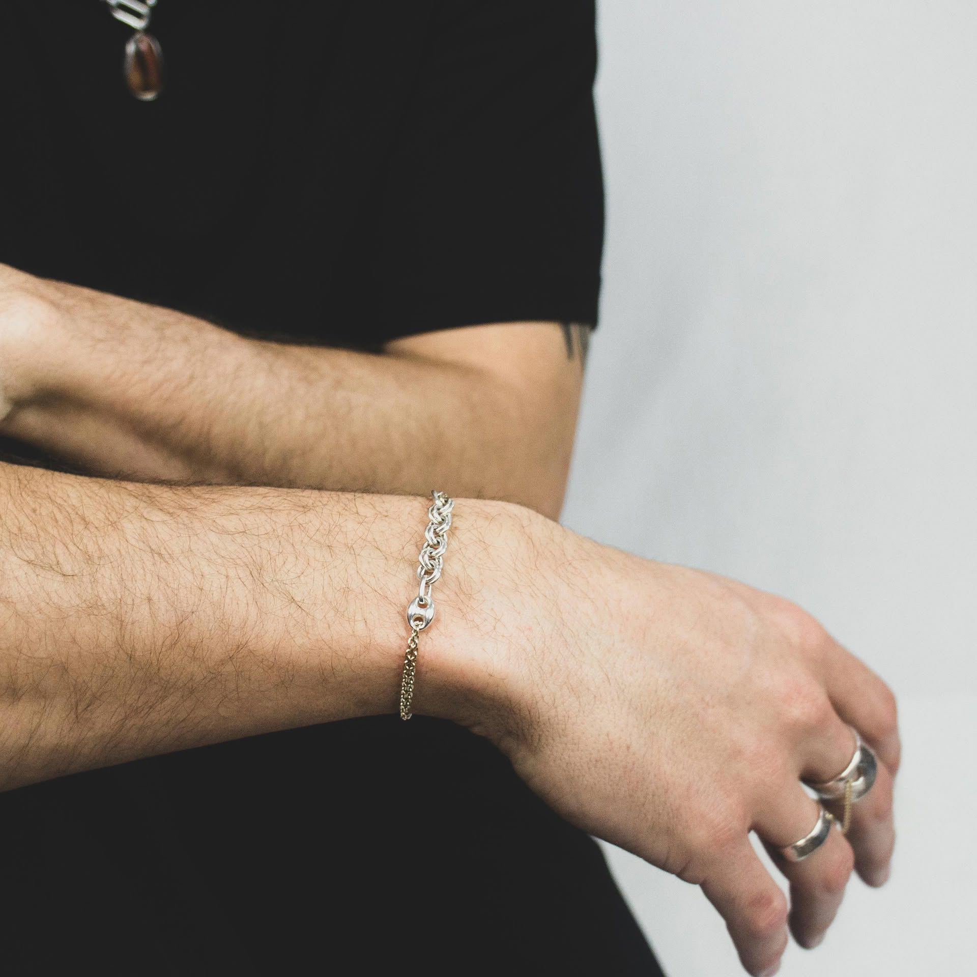 Kagun bracelet mixing chains in sterling silver.