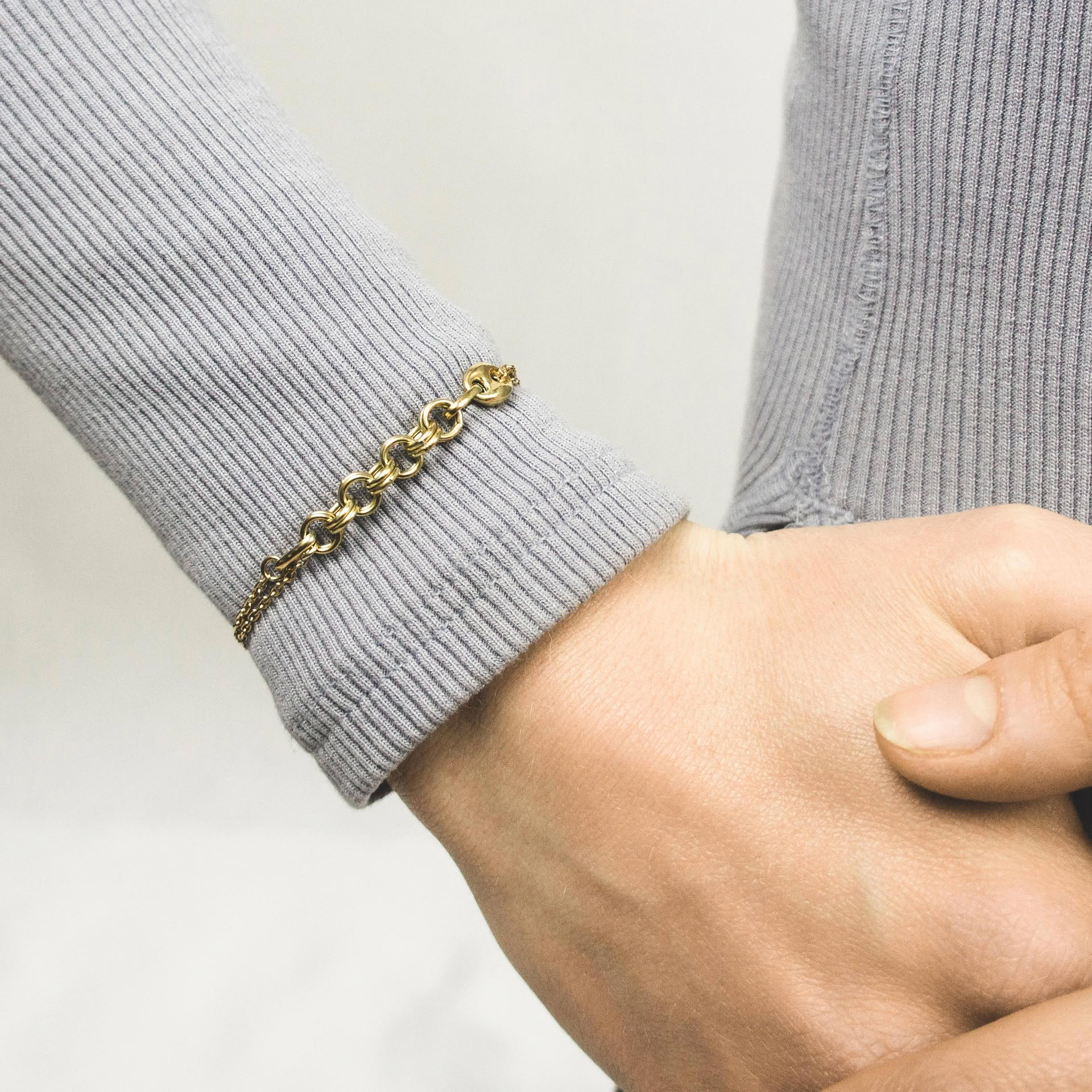 Kagun bracelet mixing chains in gold plated silver.