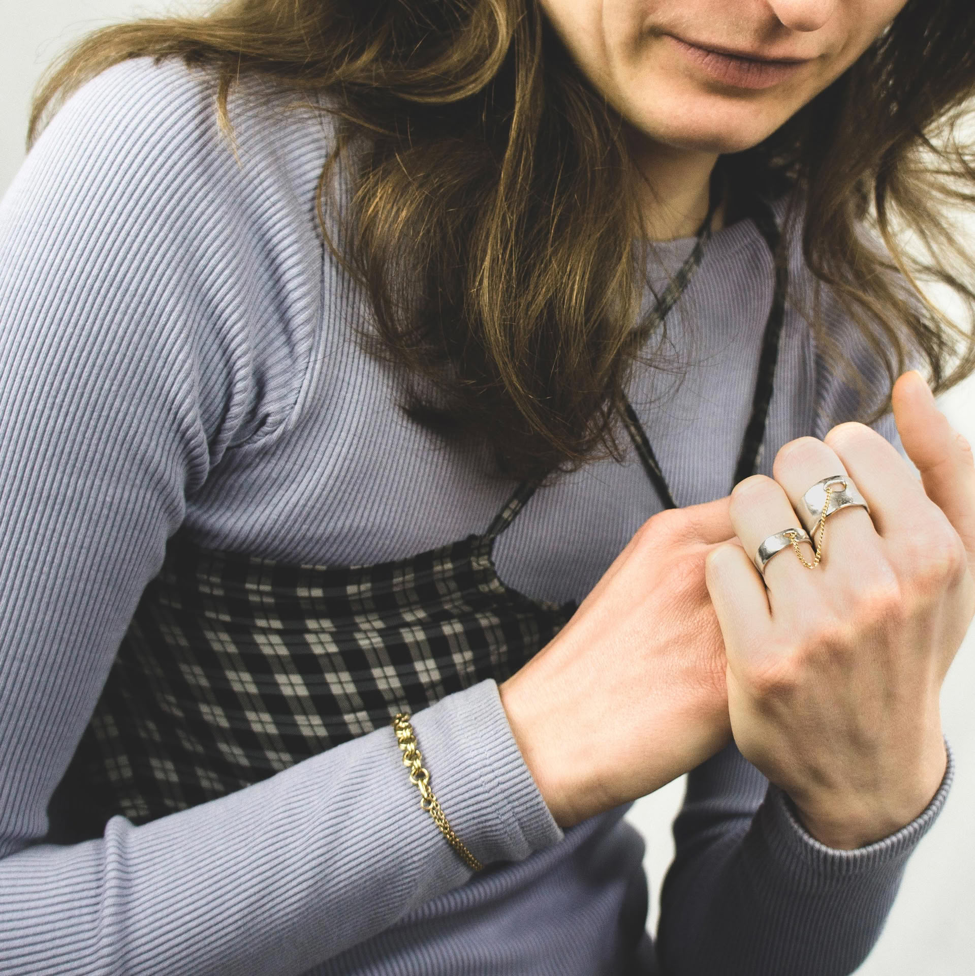 Kagun bracelet mixing chains in gold plated silver.