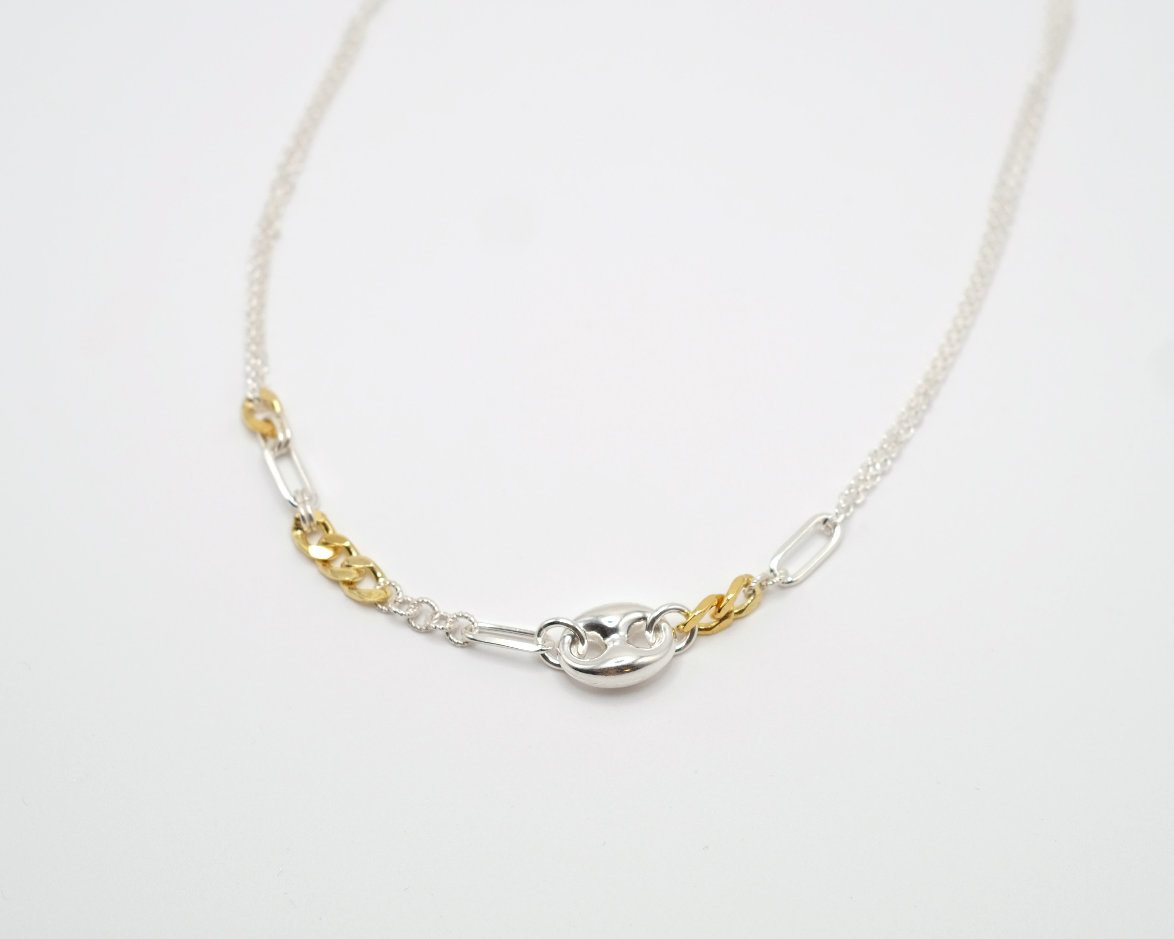 Ikkan necklace in sterling silver with a mix of links gold plated details.