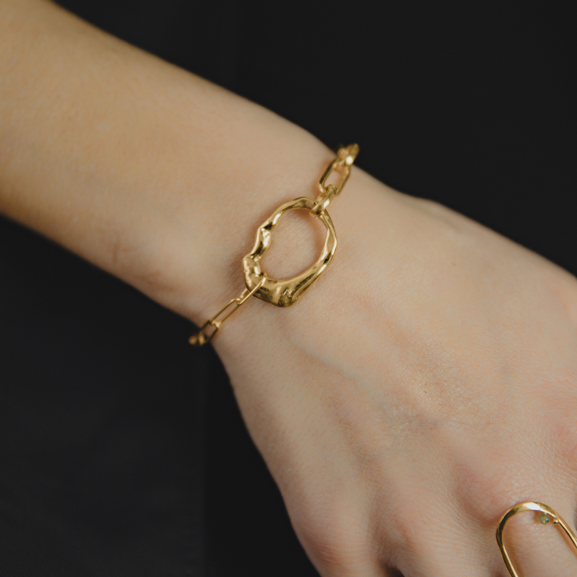 Fuyou gold plated chain bracelet with fluid element