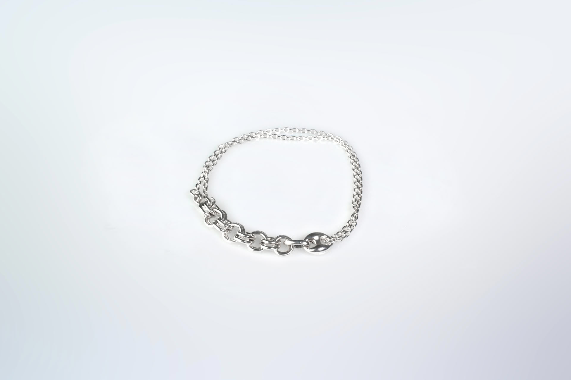 Kagun bracelet mixing chains in sterling silver.