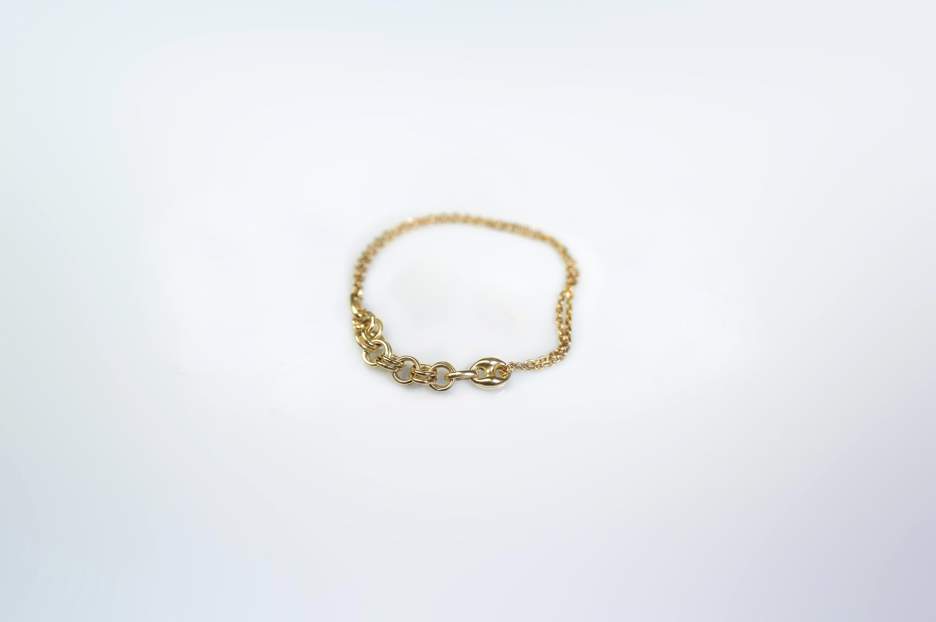 Kagun bracelet mixing chains in gold plated silver.