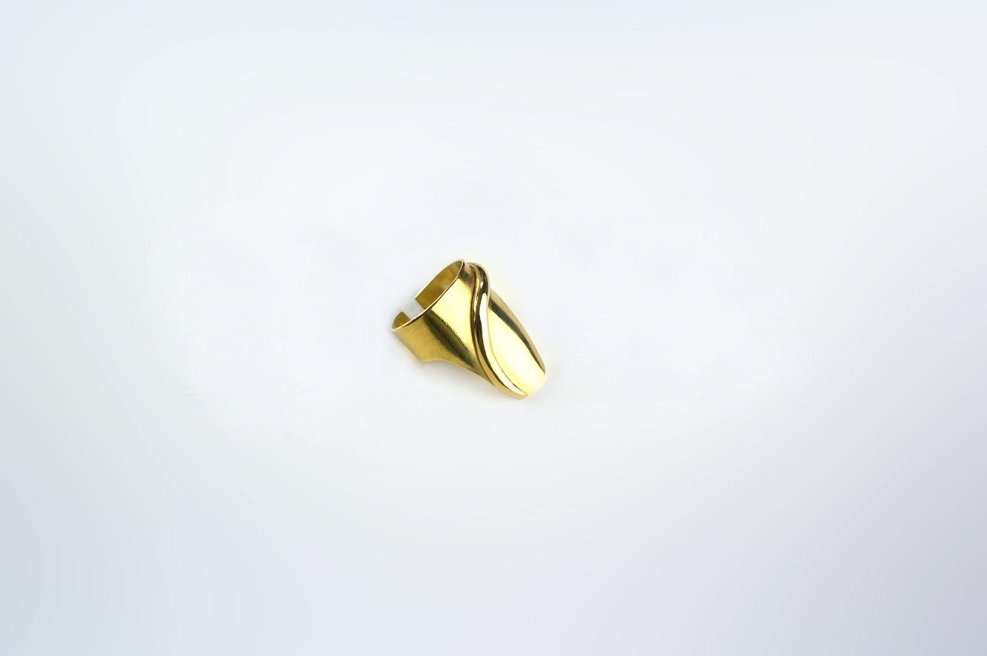 Mugura nail jewel in gold plated silver to slip on your finger.