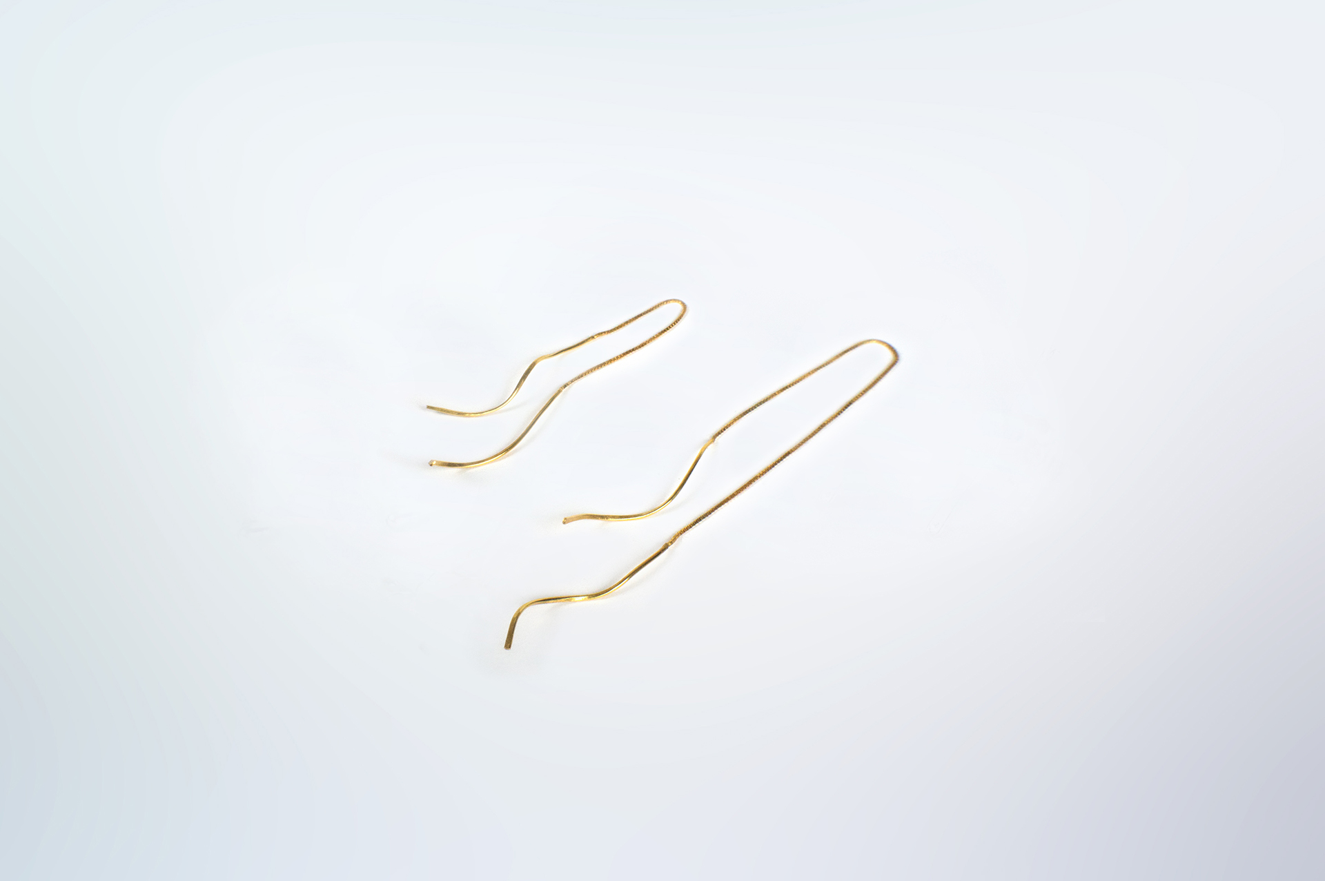 Tamanori thin dangling earrings in gold plated silver.