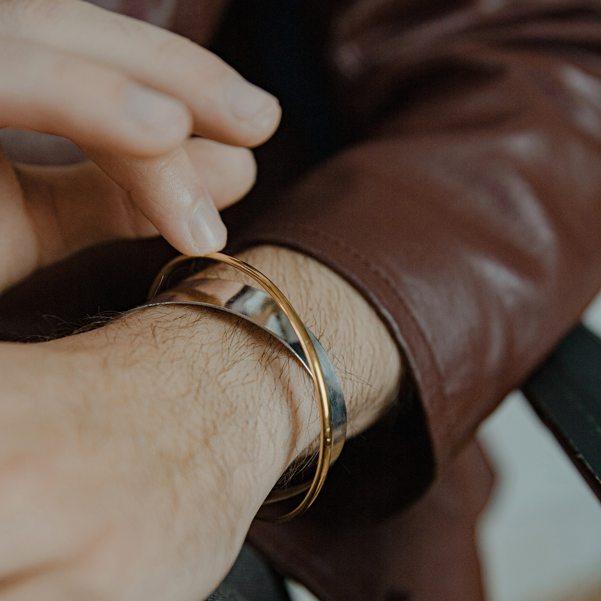 Hattari wide asymmetrical cuff crossed by gold plated thin band.