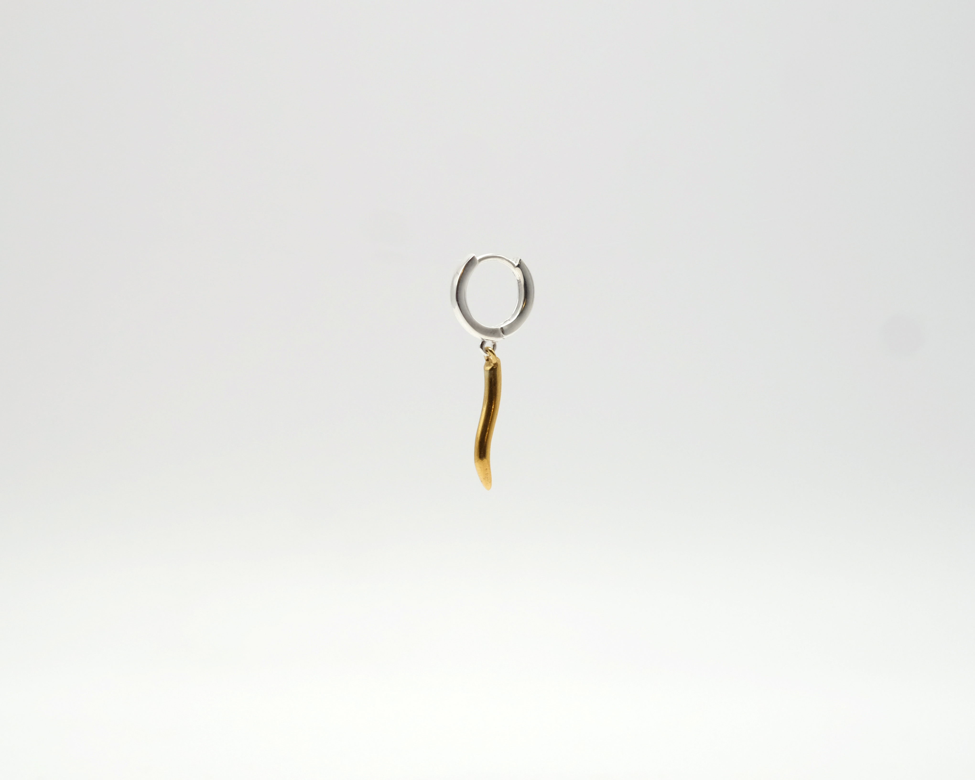 Mugura solo hoop with wavy gold plated element.