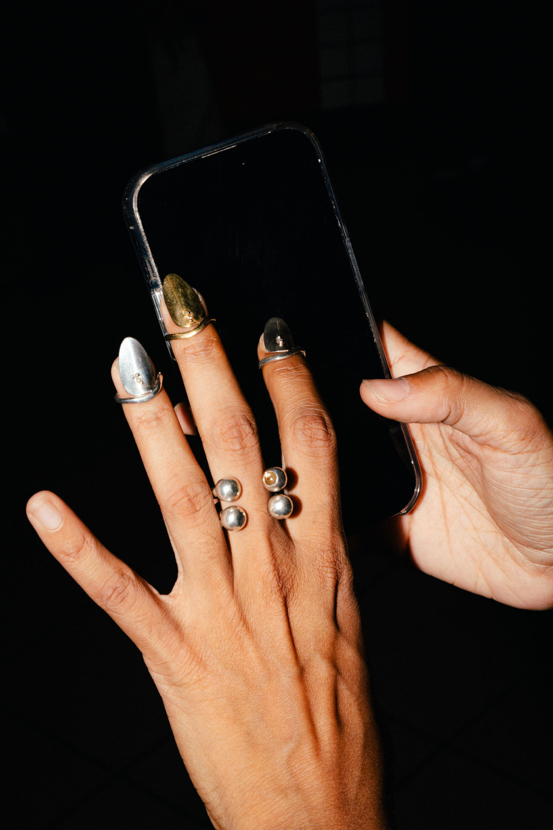 Piasu ring with four silver balls and a mother of pearl detail, in sterling silver.