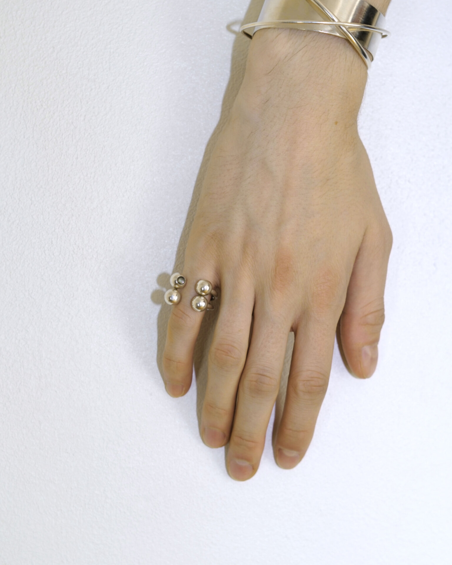 Piasu ring with four silver balls and a mother of pearl detail, in sterling silver.