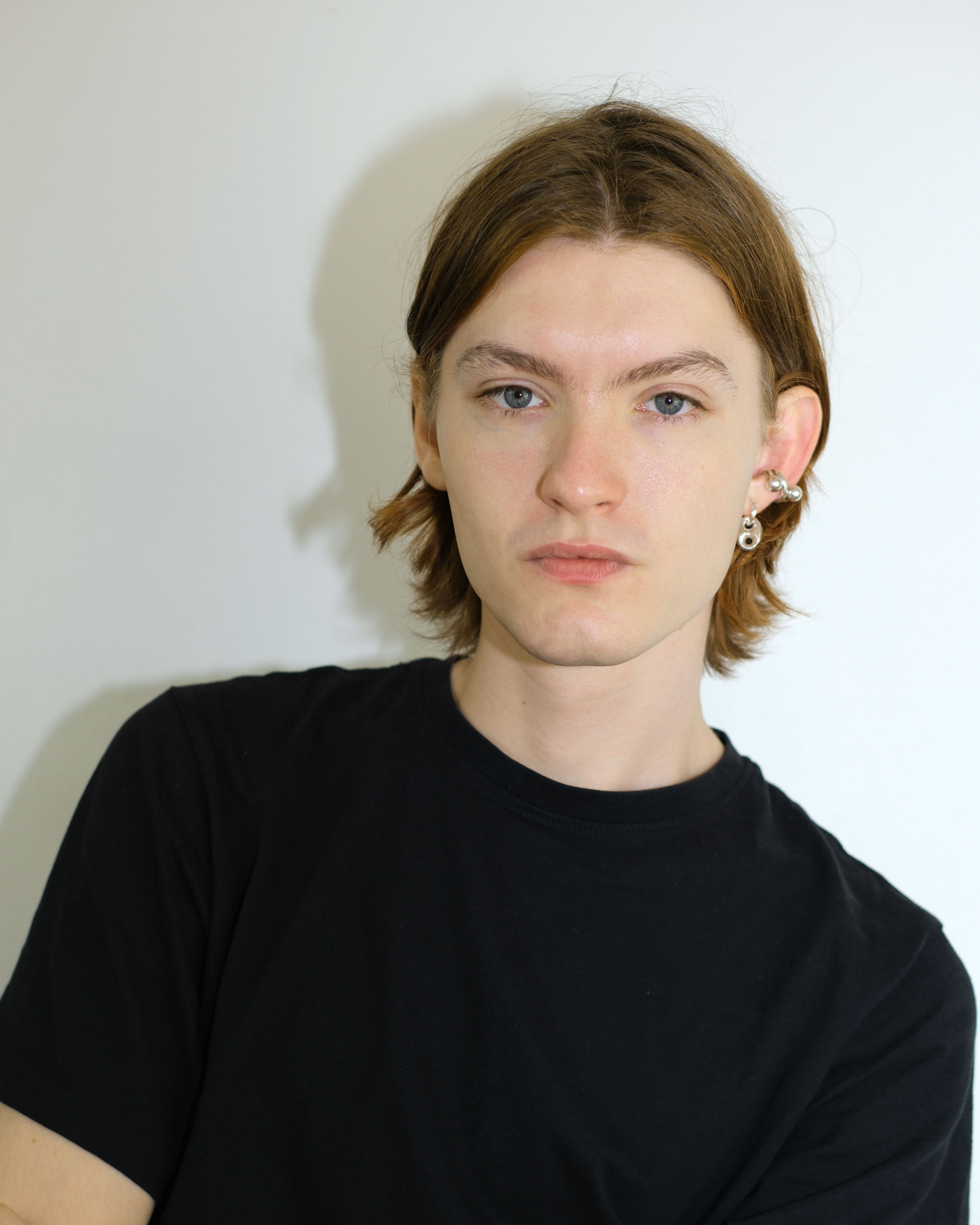 Kime solo hoop in gold plated with a marine link element in sterling silver.