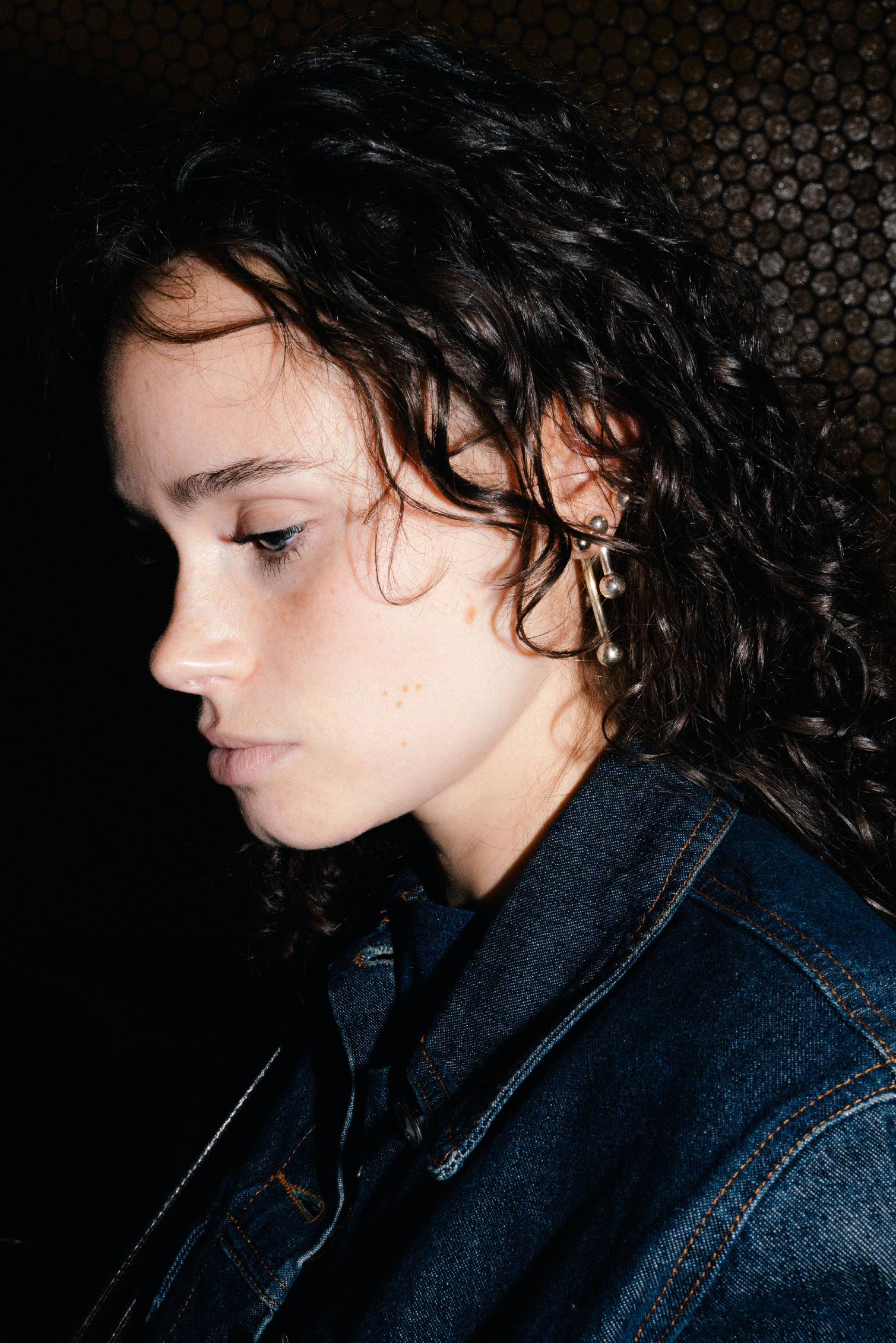 Piasu pending earrings. Maxi version of a stud piercing. In sterling silver.