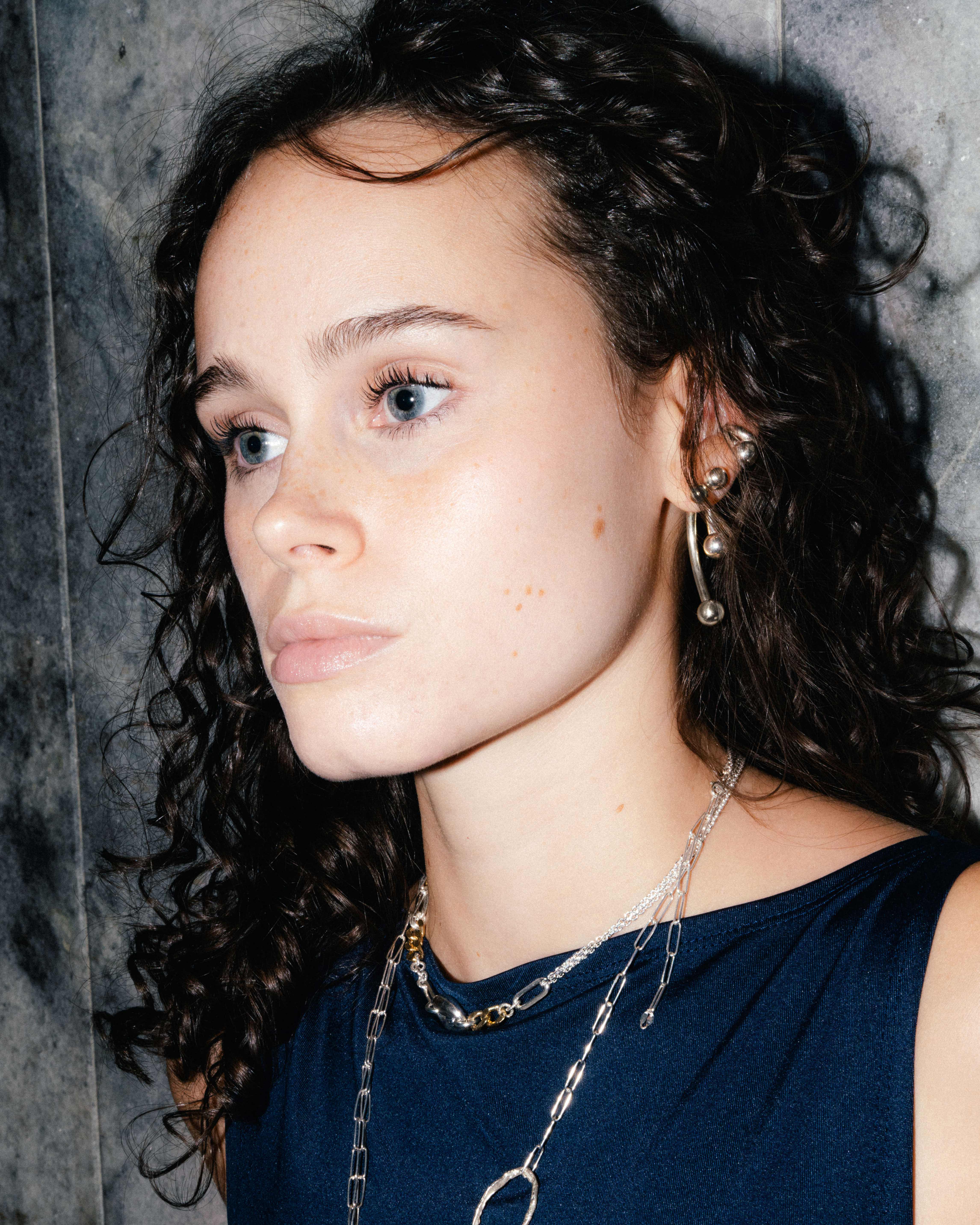 Piasu pending earrings. Maxi version of a stud piercing. In sterling silver.