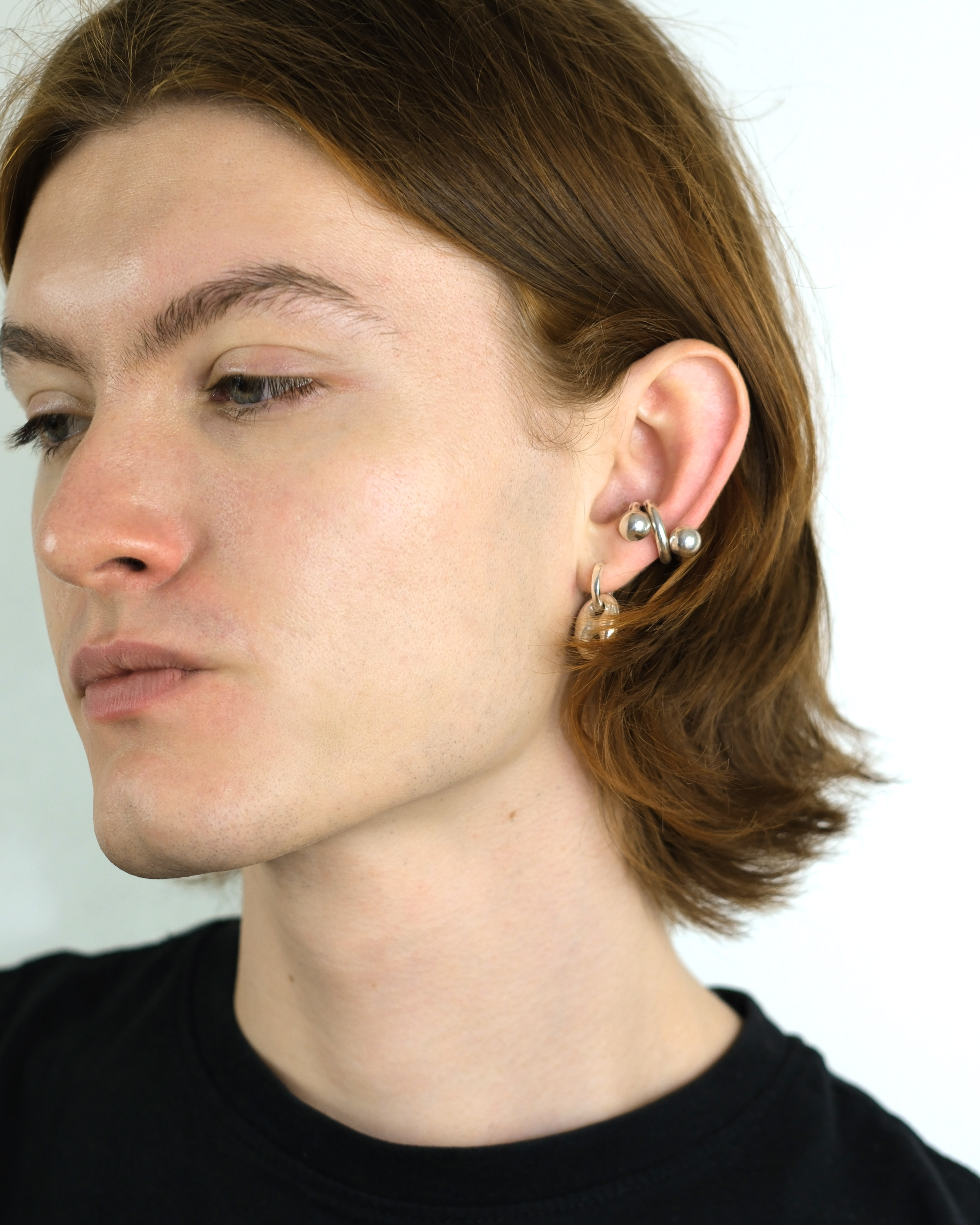 Piasu ear cuff in sterling silver. A statement piece composed of thick wires and silver beads.