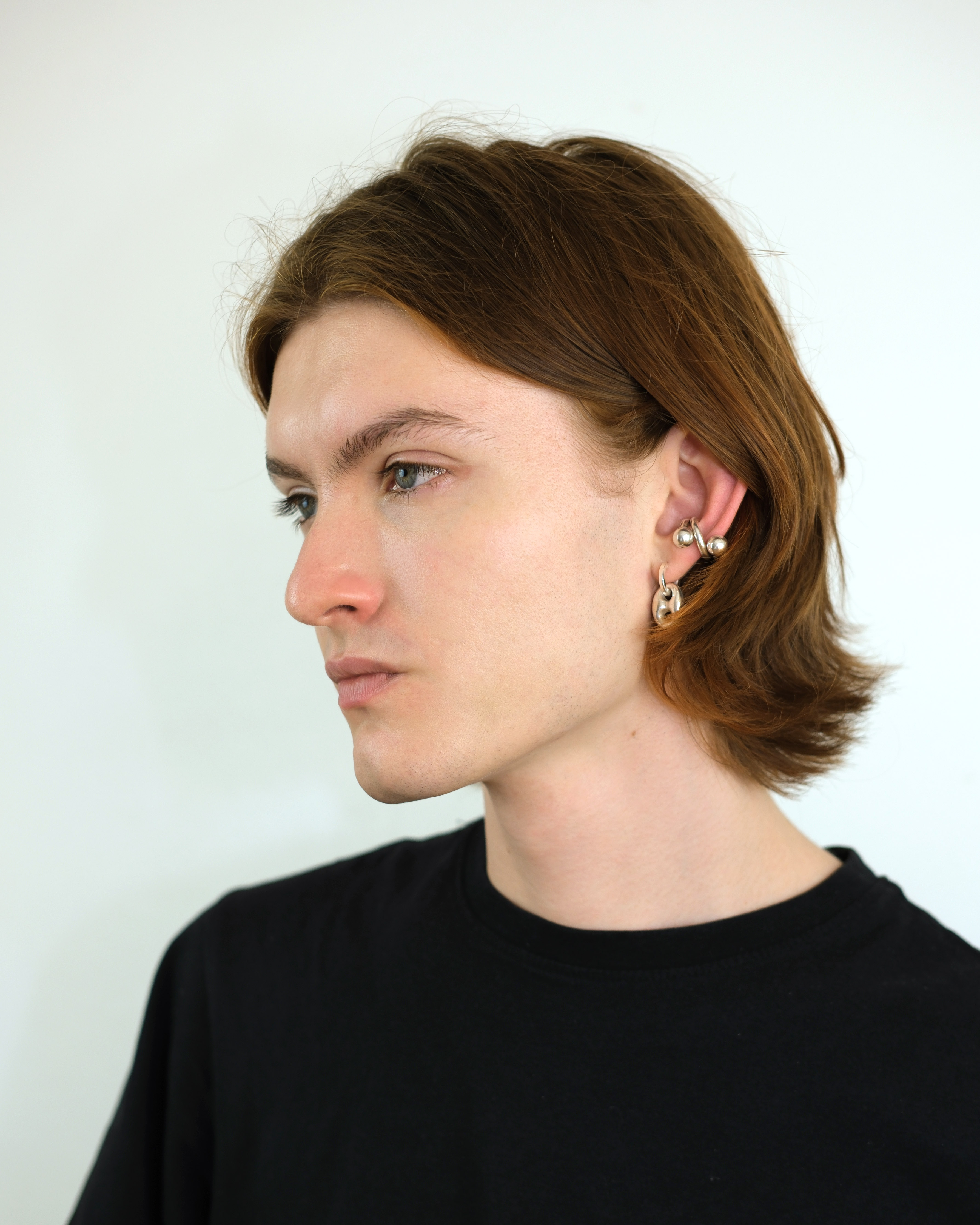 Piasu ear cuff in sterling silver. A statement piece composed of thick wires and silver beads.