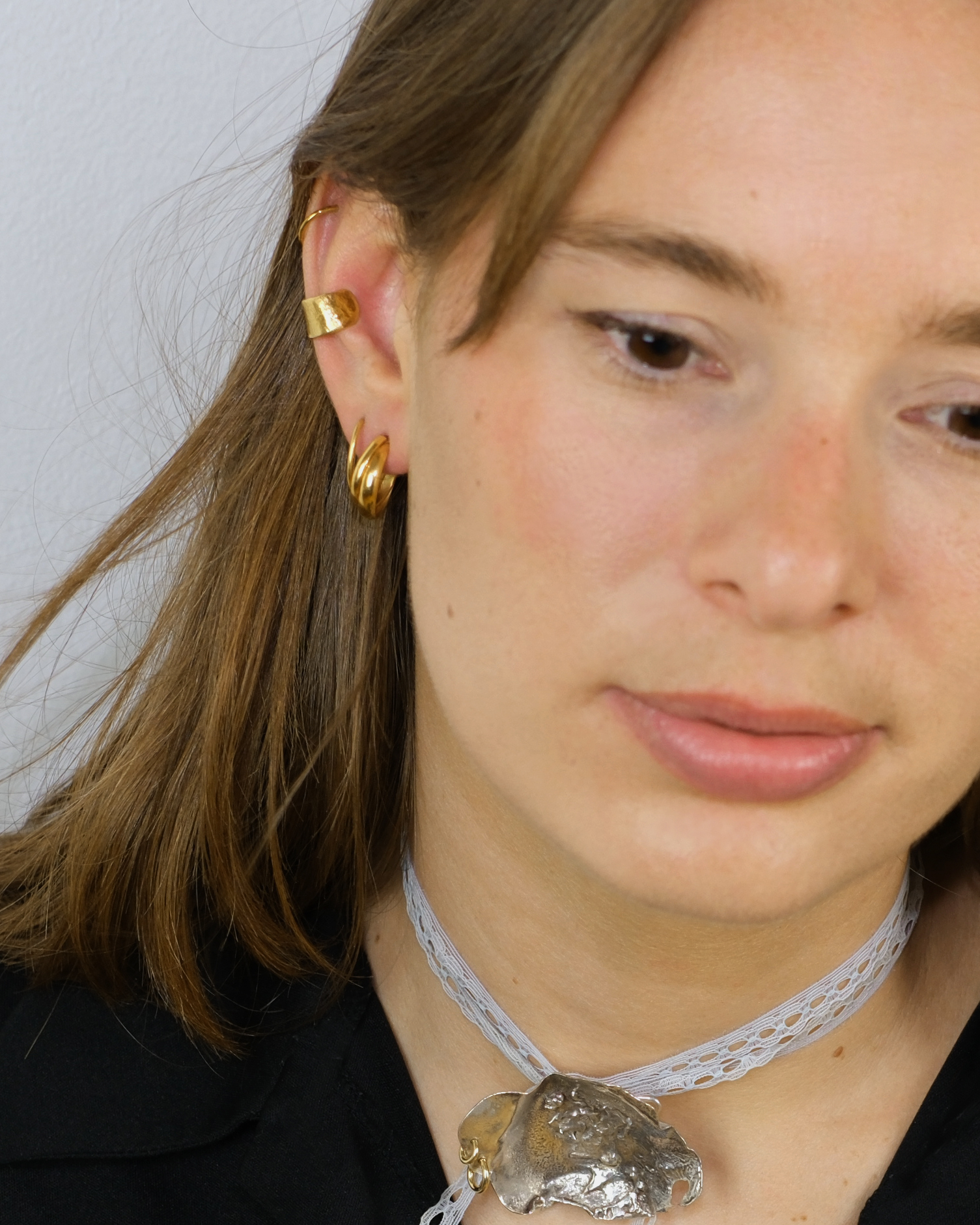 Hattari small crossed hoops in gold plated silver.