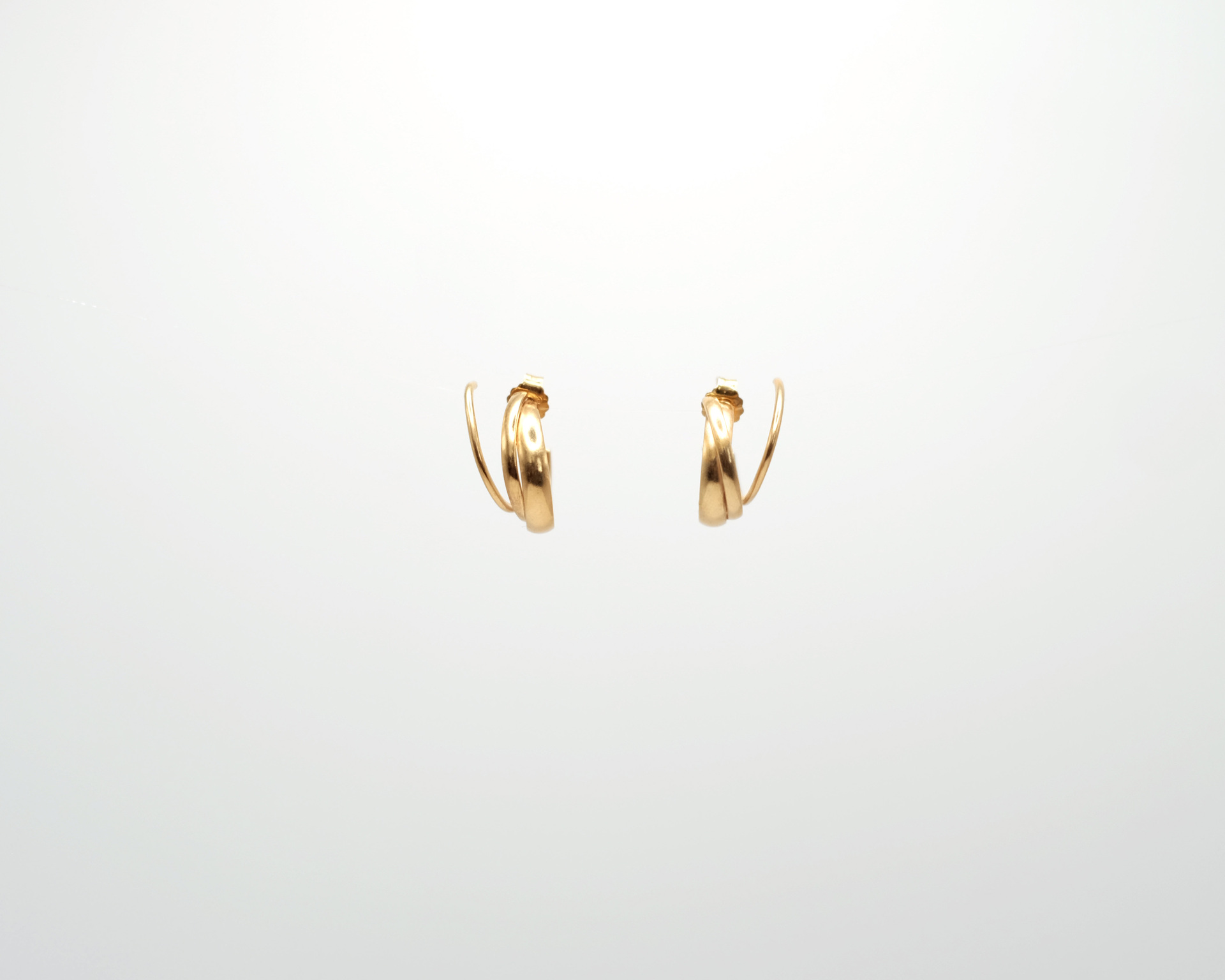 Hattari small crossed hoops in gold plated silver.